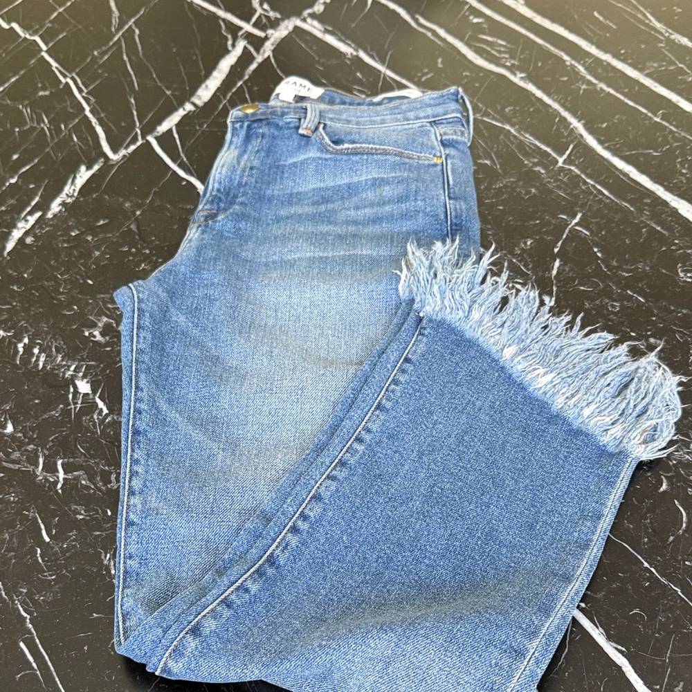 Frame Denim Cropped Jeans with Frayed Ankle in Medium Blue